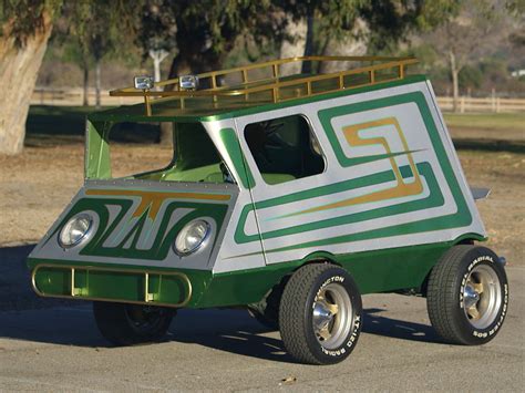 Ian develops the dream cars in the Mojave Desert house of Roussel. . Full custom garage
